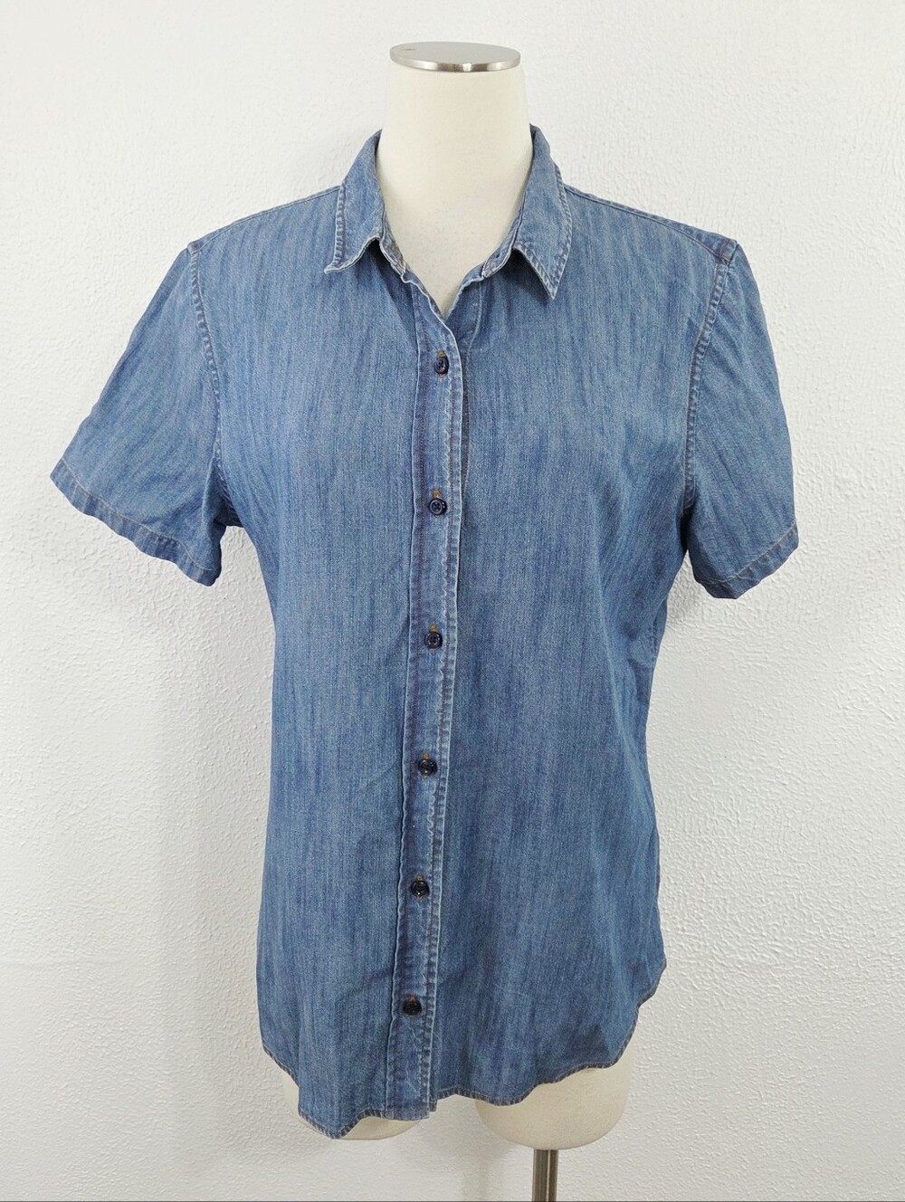 Wildfang The Essential Denim Short Sleeve Button Up Shirt blue chambray medium M